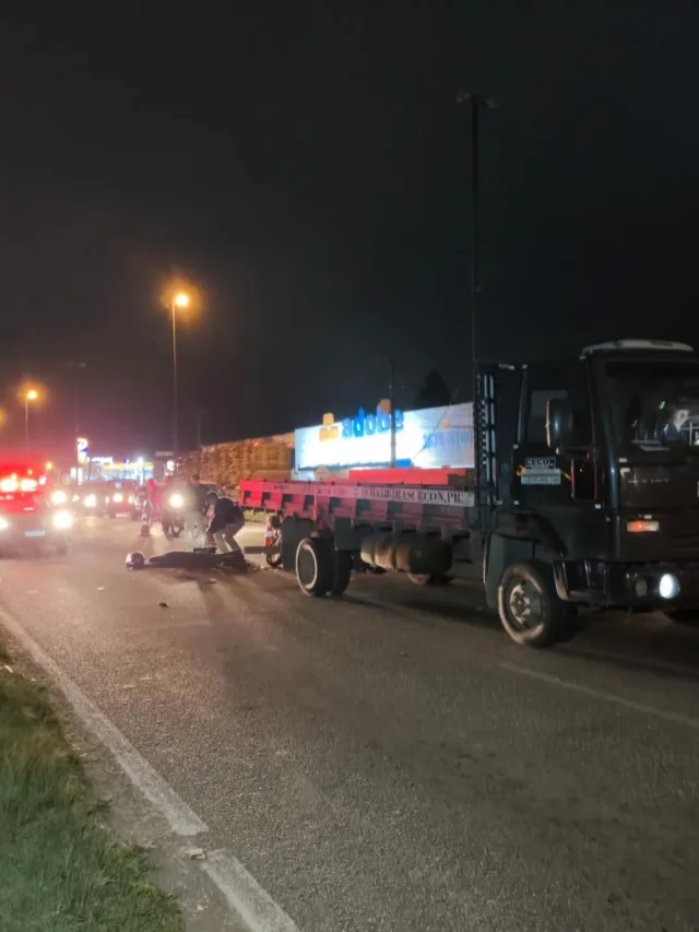 O acidente aconteceu na noite desta quinta (Foto: Marcelo Borges / RICtv)
