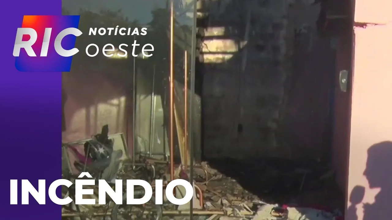 Casa e loja pegam fogo após curto-circuito em Cascavel; imagens mostram a destruição