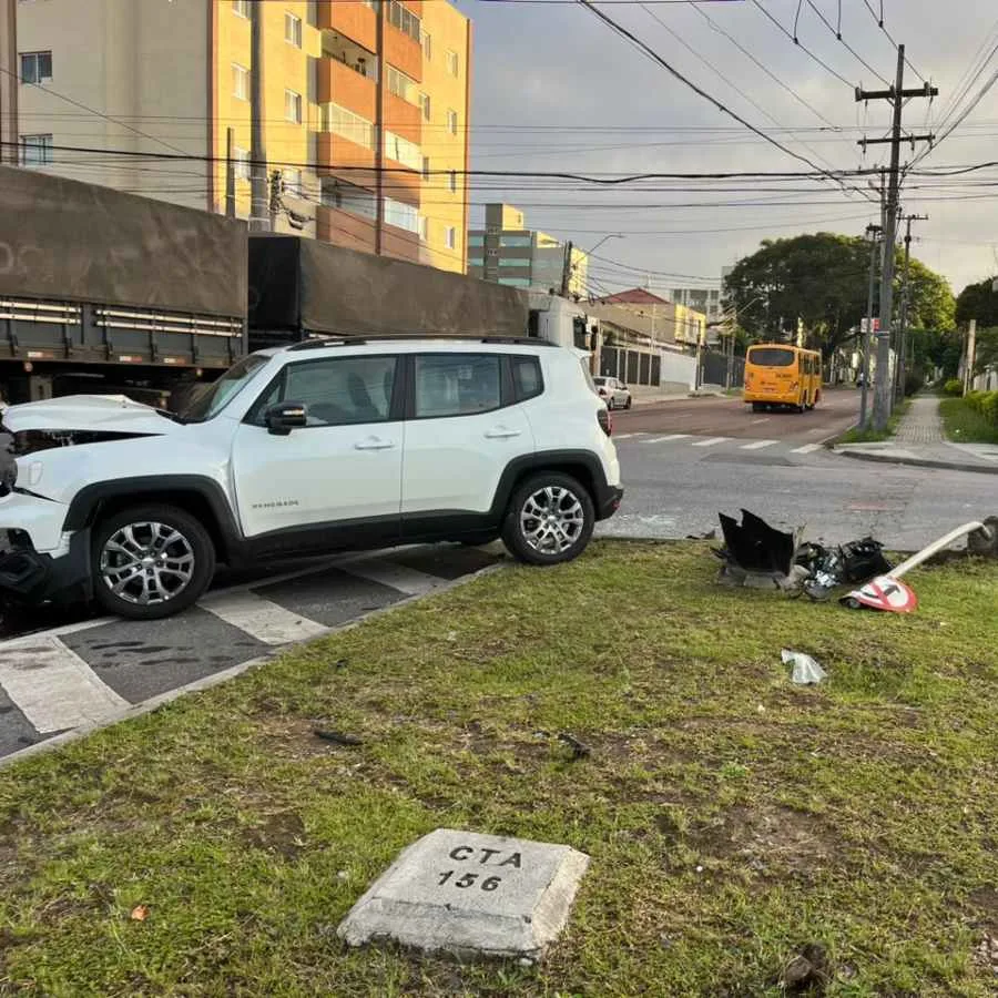 Carros com trabalhadores colidiram em cruzamento no bairro Jardim Botânico