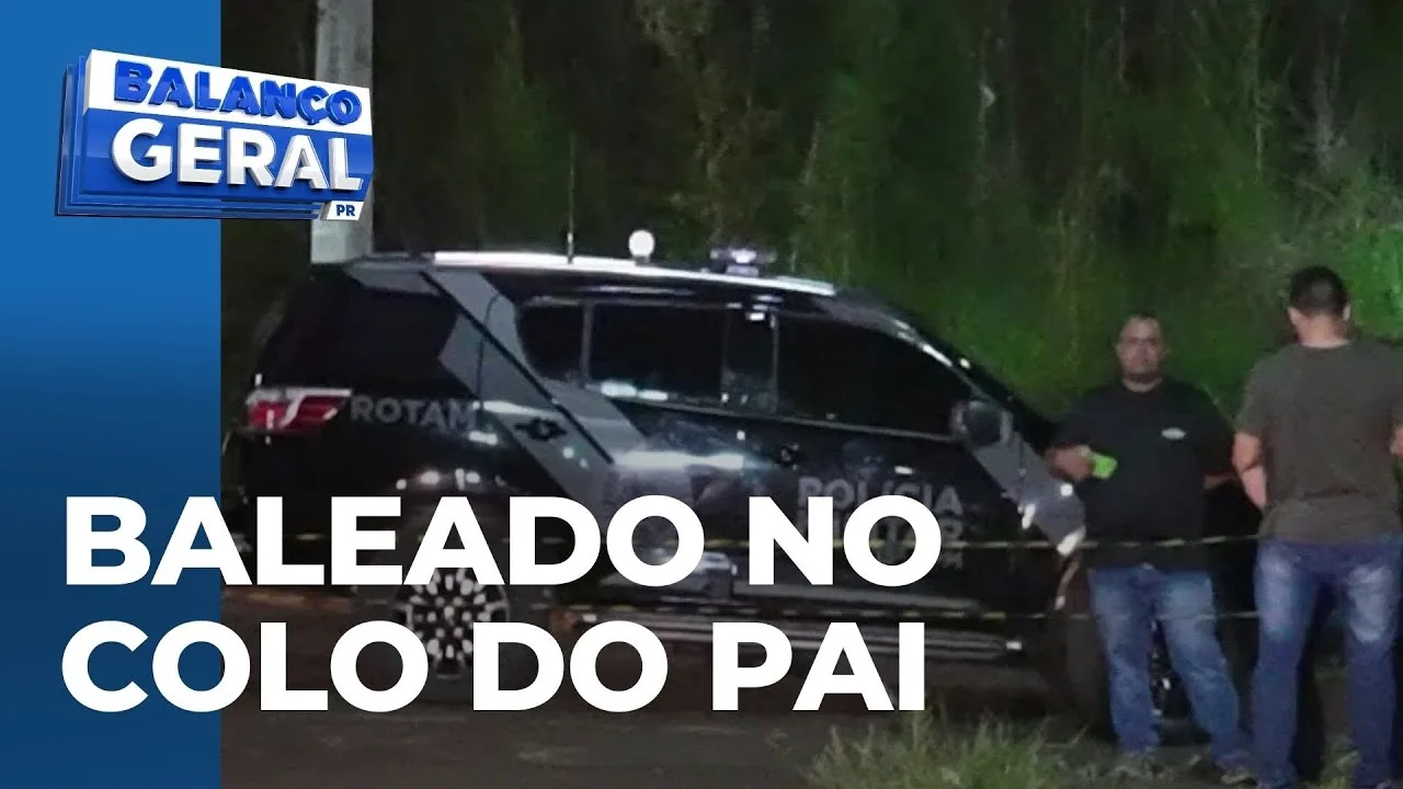 Criança atingida por tiros ao estar no colo do pai, faleceu no hospital