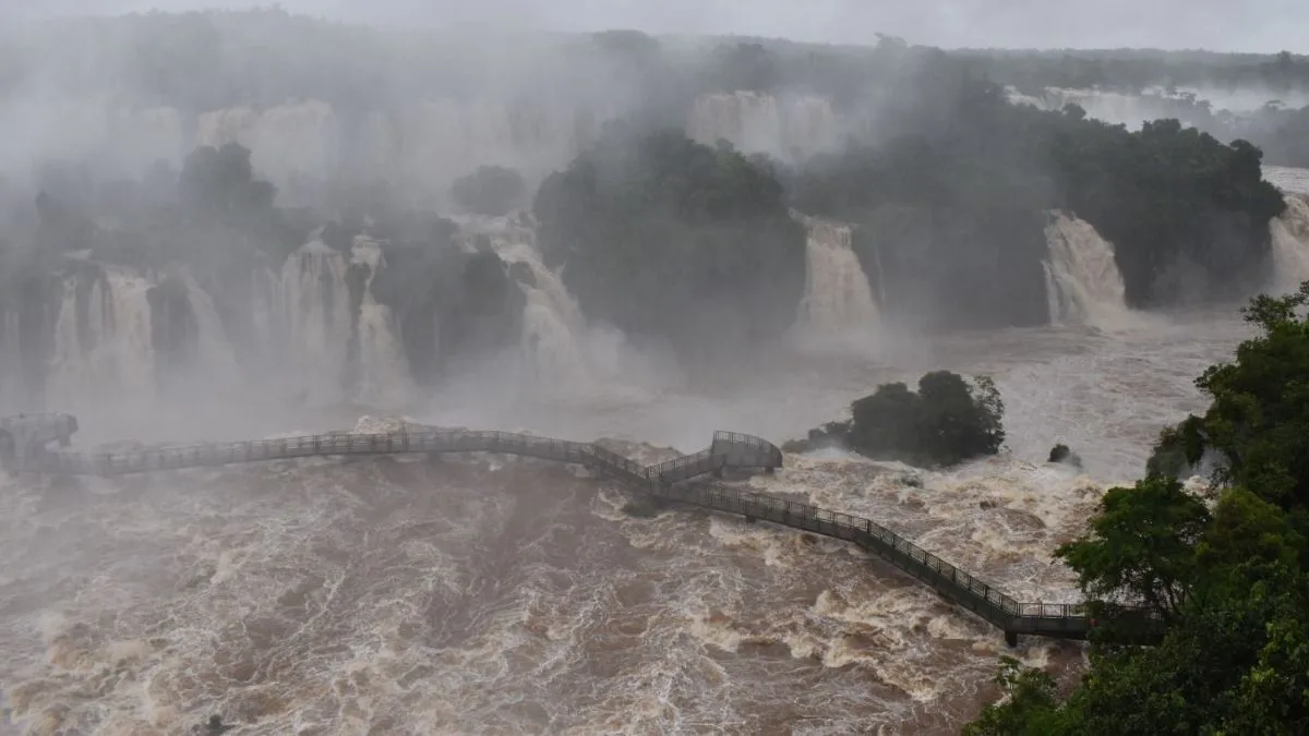 Passarela das Cataratas do Iguaçu é fechada temporariamente por alta vazão do rio