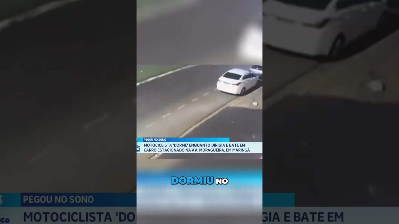Motociclista dorme enquanto dirige e bate em um carro estacionado