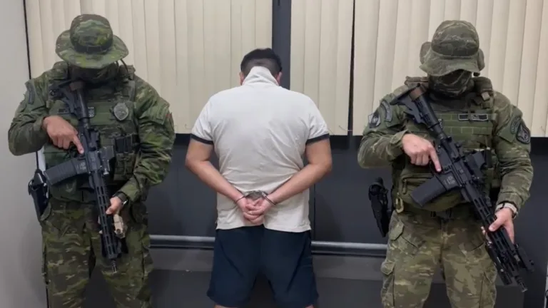 Líder de facção estava foragido e foi preso com documentos falsos em Cascavel