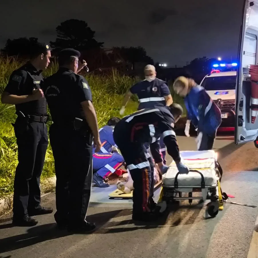Mulher esfaqueada foi socorrida por uma equipe do Corpo de Bombeiros