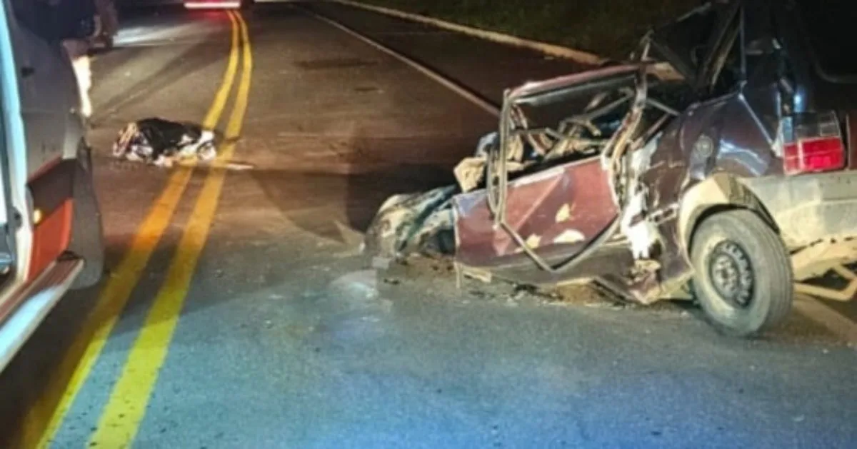 Duas pessoas morrem em acidente na BR-476 após carro colidir com caminhão