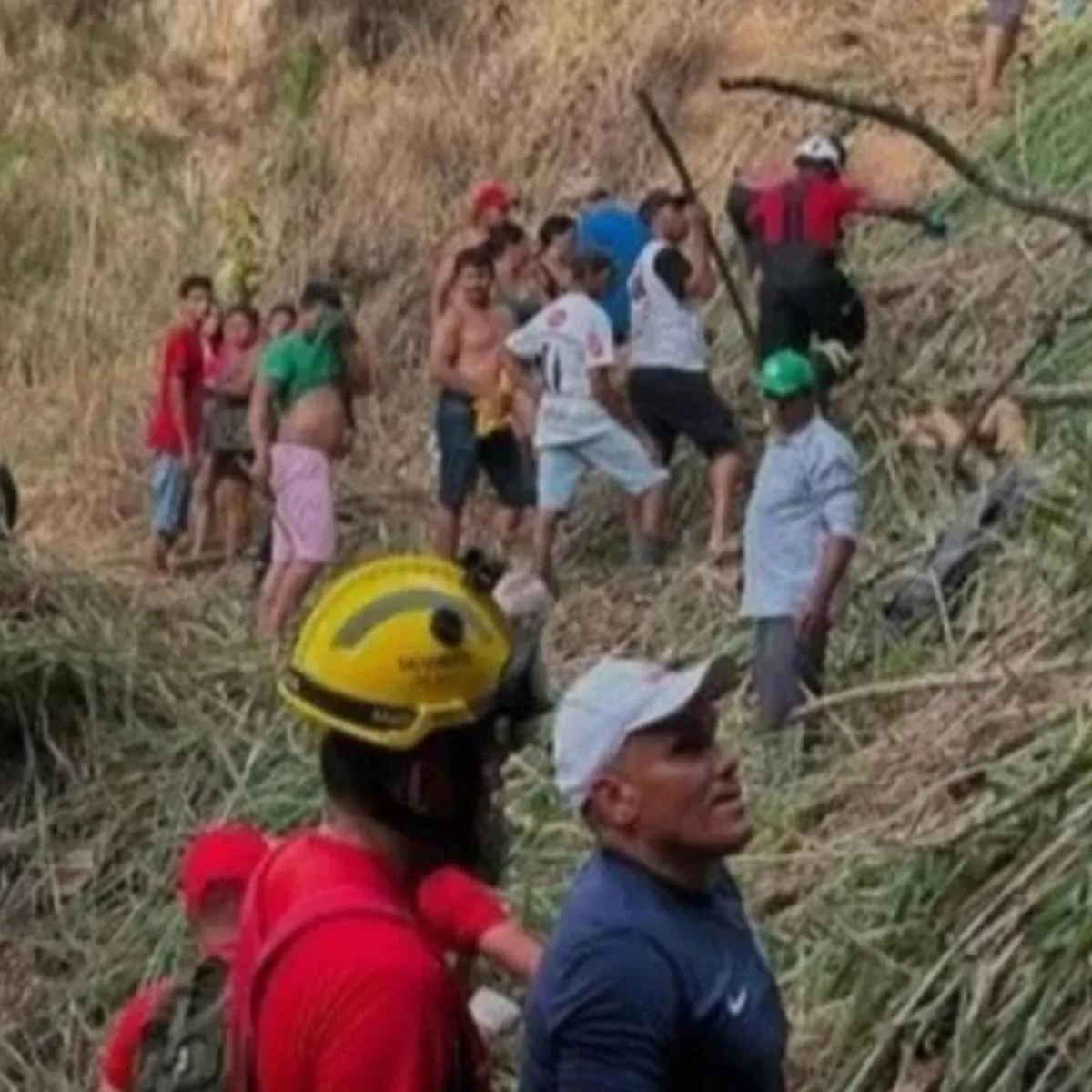 Ônibus capota em ribanceira e deixa 17 mortos e quase 30 feridos