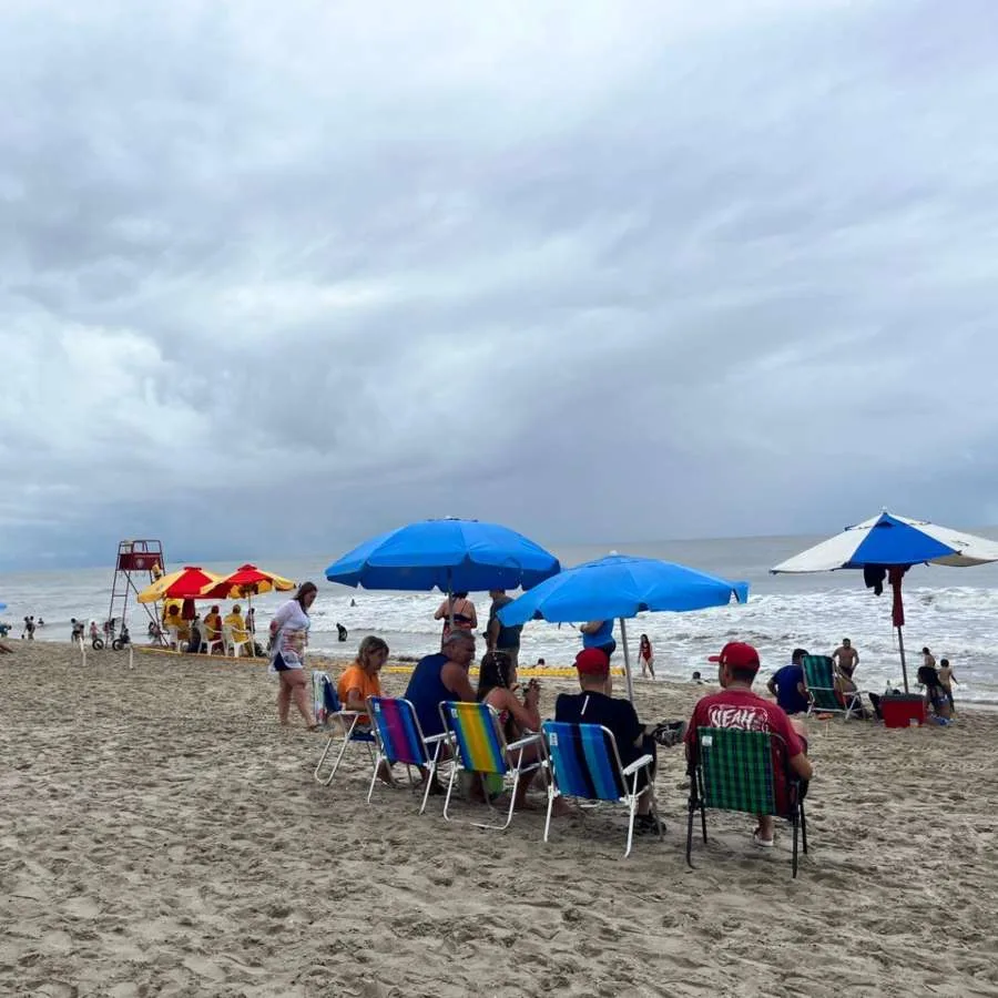 Veranistas curtem domingo (12) no litoral, mesmo sem sol