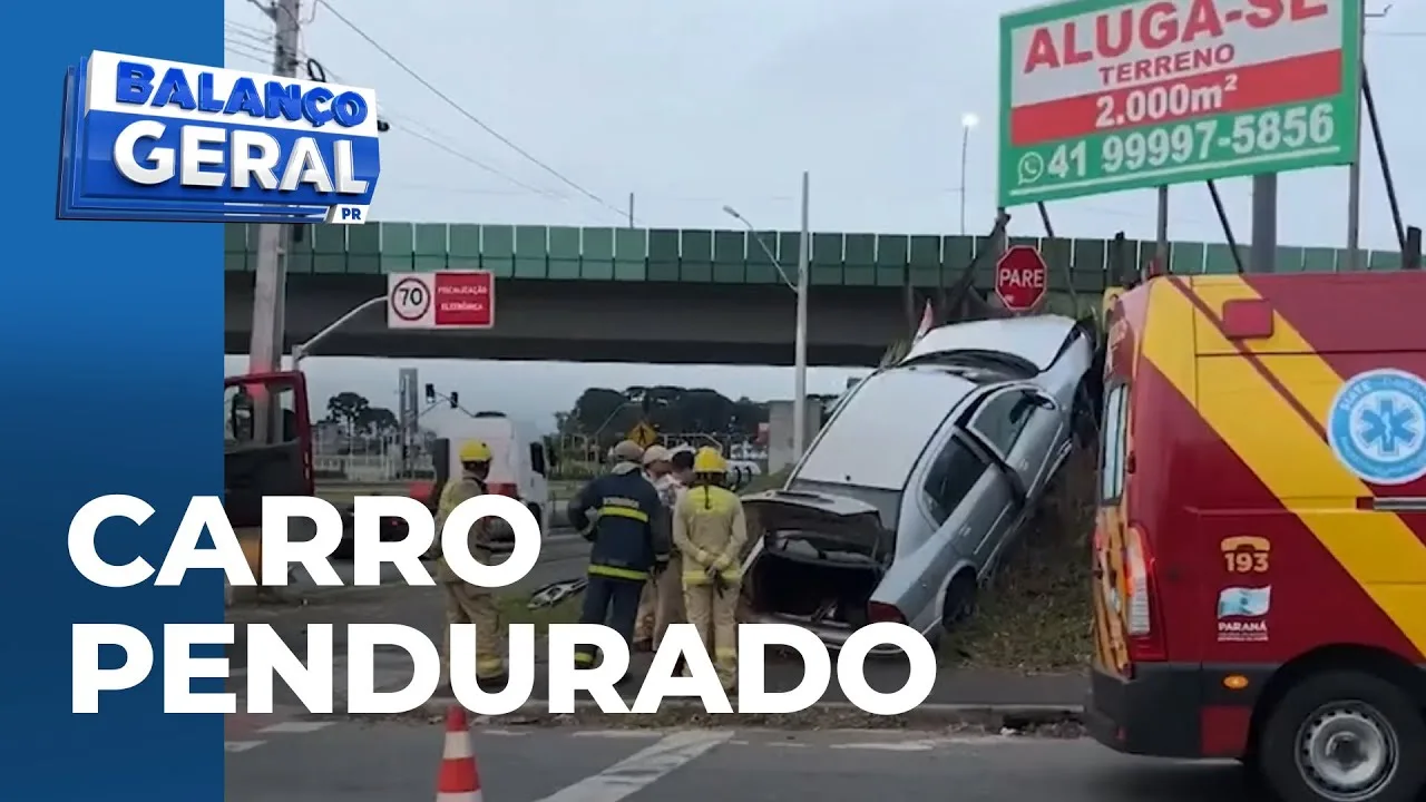 Motorista perde o controle e carro fica "pendurado" em barranco; suspeita é de embriaguez