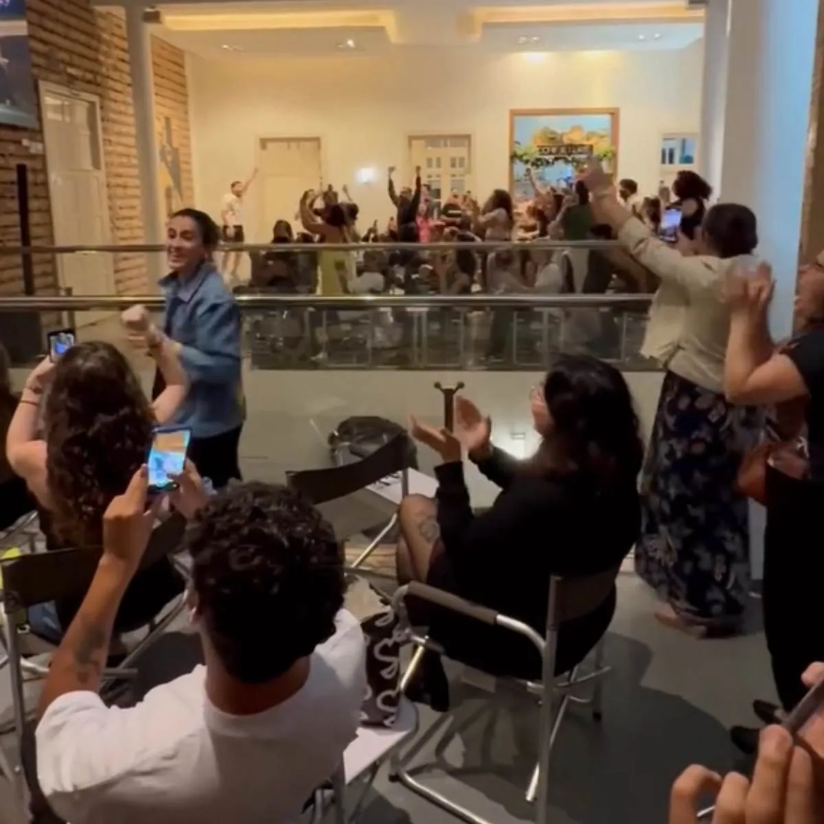 Curitibanos comemoram conquista de Fernanda Torres