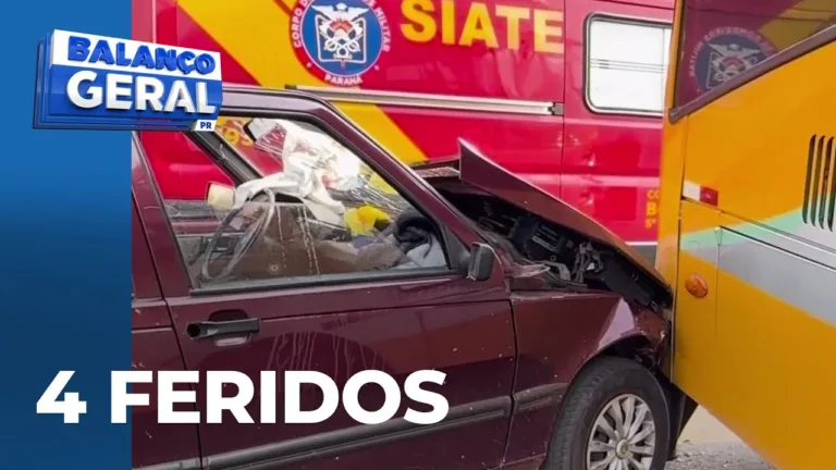 Carro, que teria invadido a preferencial, bate em ônibus do transporte coletivo e deixa 4 feridos
