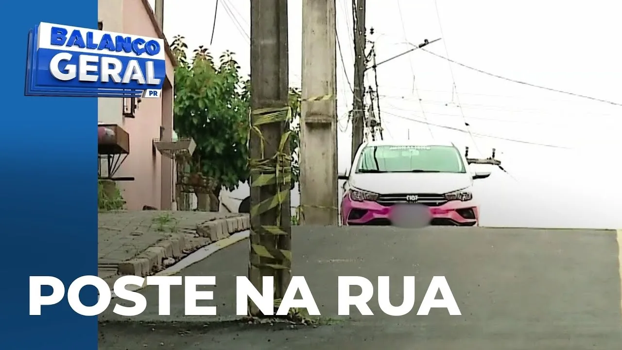 Poste deixado no meio da rua ganha o apelida de "redutor de velocidade"