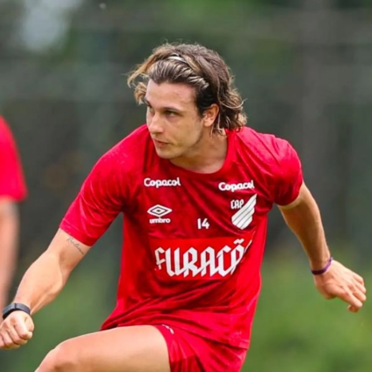 Após a confirmação do rebaixamento para a Série B do Campeonato Brasileiro, o Athletico deu início a uma grande reformulação com as saídas do diretor técnico esportivo Paulo Autuori, do técnico Lucho González, do auxiliar técnico Juca Antonelo e do gestor desportivo Paulo Miranda. No entanto, as mudanças devem prosseguir nos próximos dias com as prováveis saídas de alguns dos principais jogadores do Furacão.