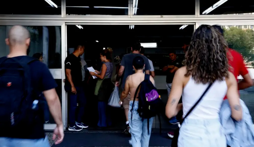 candidatos chegando a local de provas do CNU