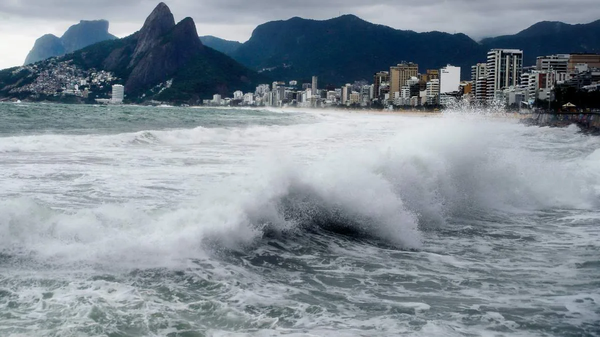 Pular sete ondas é um dos rituais dos brasileiros