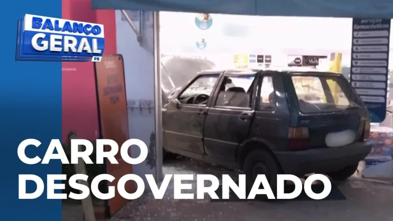 Carro desgovernado invade farmácia em Maringá; carro estaria sem freios