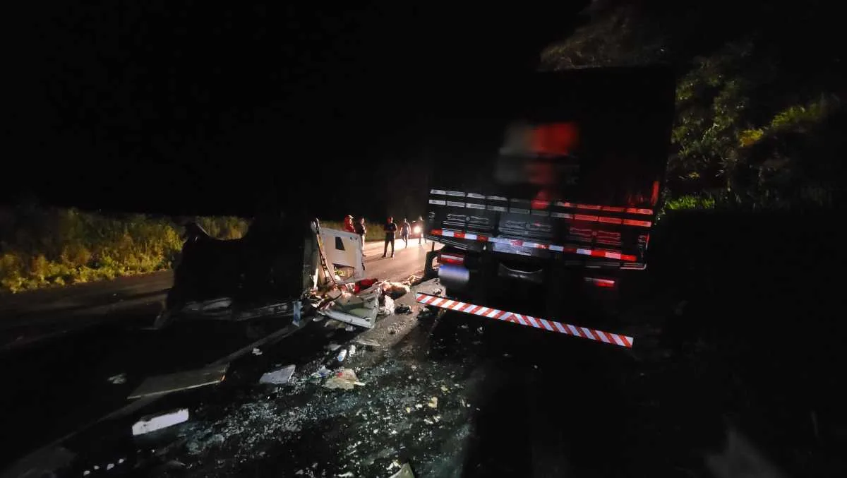 ambulancia fica completamente destruída em acidente com caminhão na BR-476