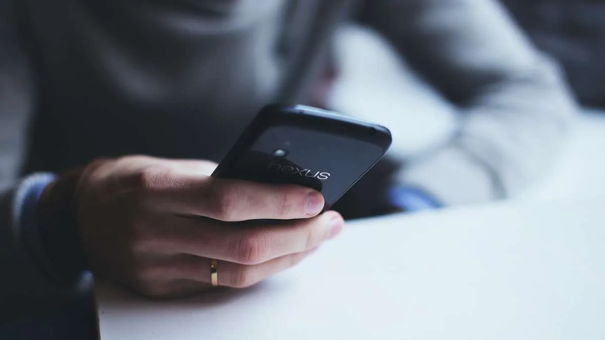 celular fazendo compras online