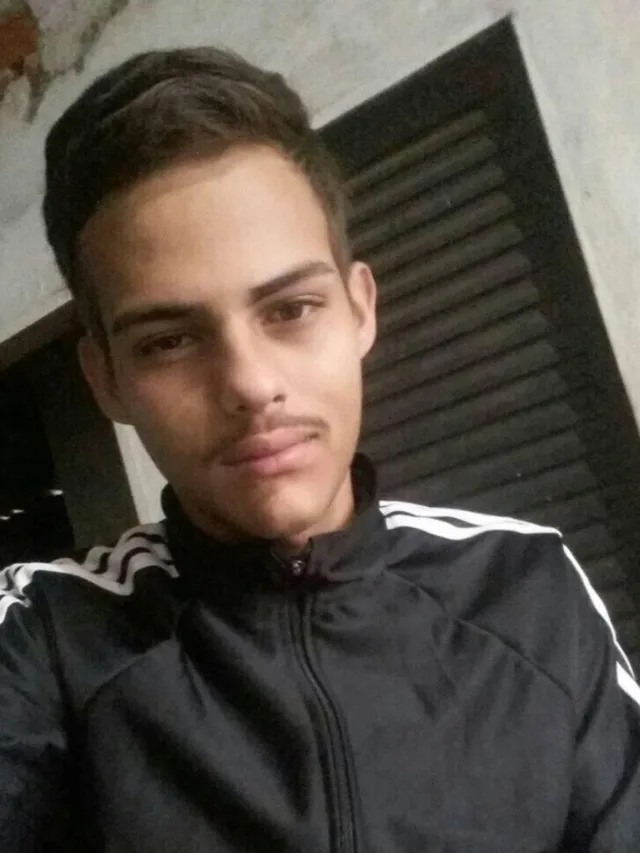 A Justiça decretou a prisão preventiva do suspeito de matar a jovem Larissa Stefany Batista Vieira, de 21 anos, em Sarandi, no norte do Paraná, em julho deste ano. O mandado de prisão foi expedido depois que a Polícia Civil do Paraná (PCPR) concluiu que Wellington Kauan Porretassi de Melo, o marido da vítima, atirou no rosto de Larissa e tentou forjar uma situação de suicídio.