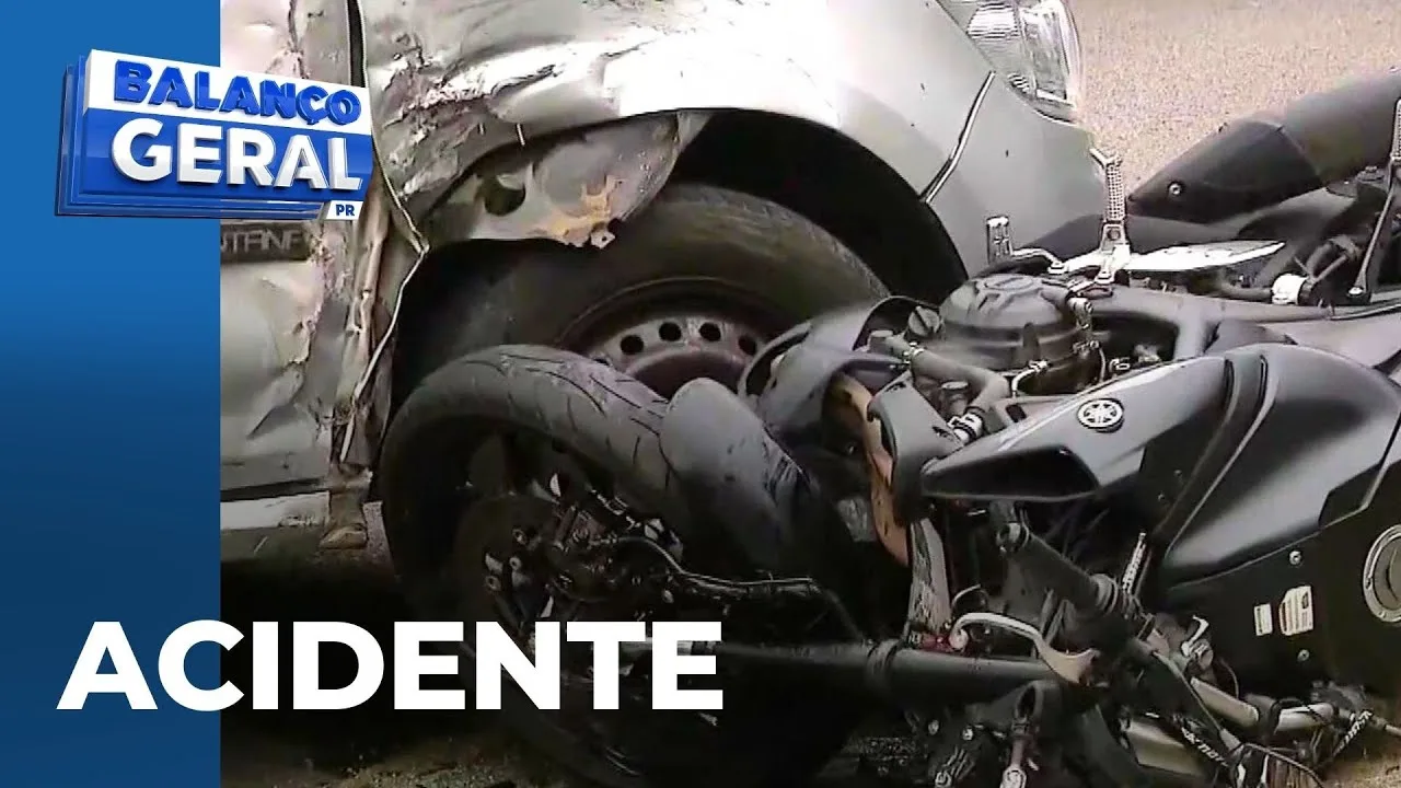 Situação crítica no bairro Capão da Imbuia; carro acerta moto em cheio, na avenida Afonso Camargo