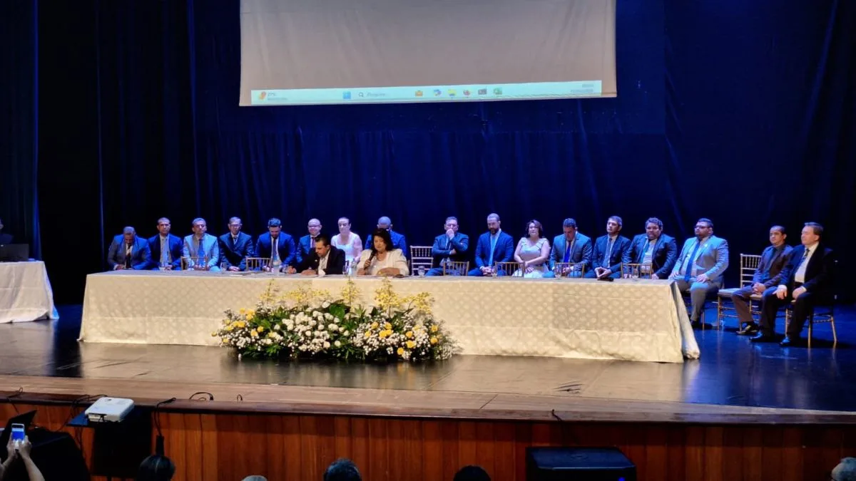 Vereadores de Toledo tomaram posse em cerimônia no Teatro Municipal