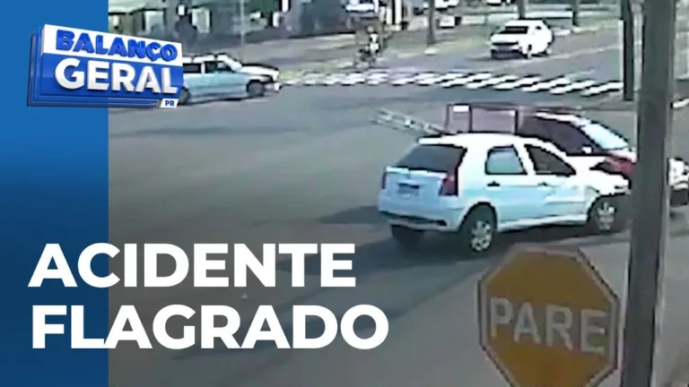 Câmera de segurança flagra batida, entre dois carros, em Paranavaí