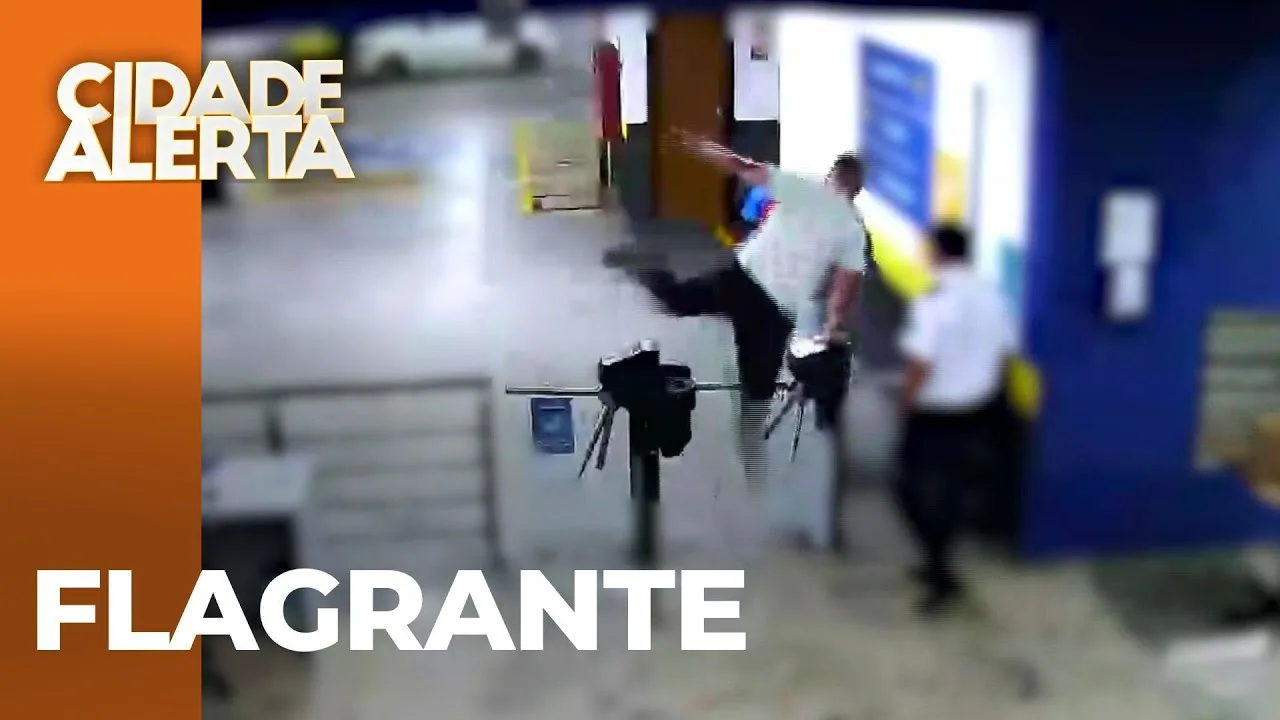 Briga entre duas jovens termina com uma delas chamando o namorado policial, o qual agride a outra