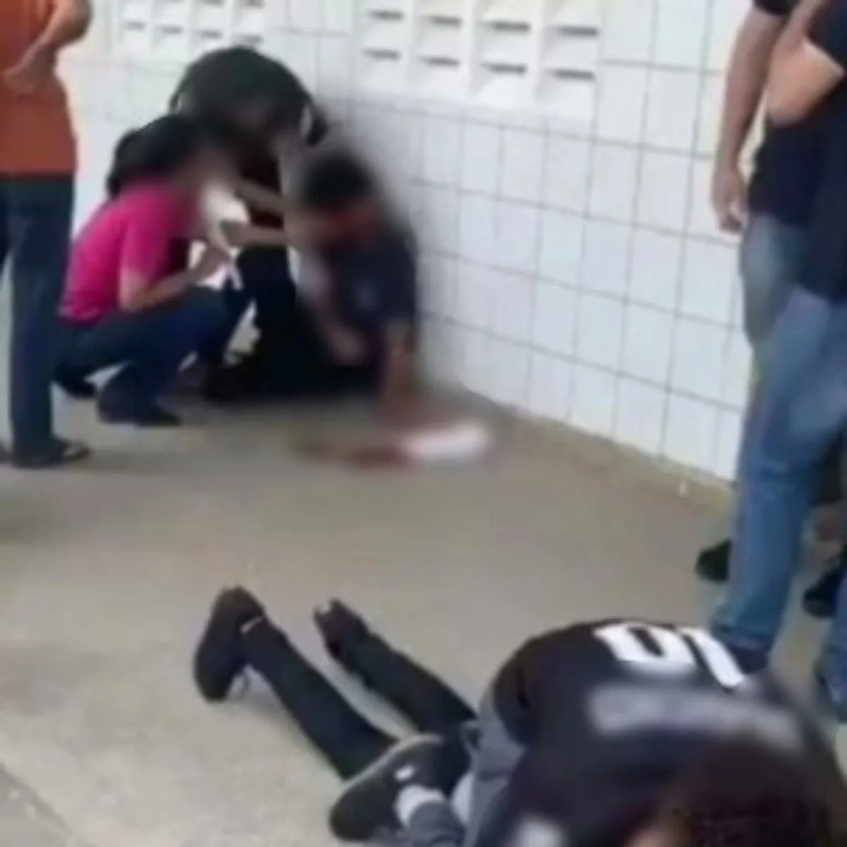 Estudante de 19 anos atira contra a cabeça de colega em escola