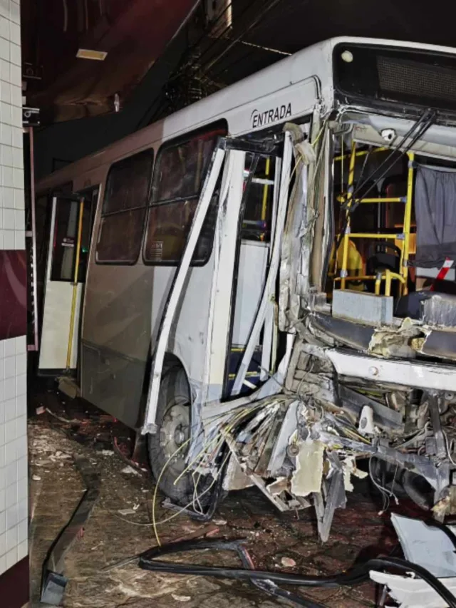 Motorista de ônibus passa mal, perde controle e bate em parede de padaria no PR
