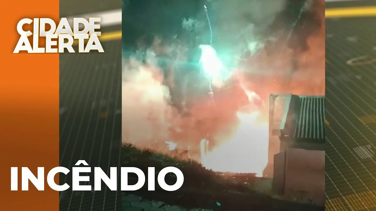 Casa, com fogos de artifício, é atingida por incêndio; imagens mostram as explosões