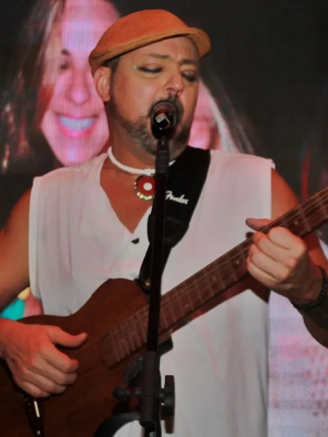 Cantor Conrado Pouza morre aos 45 anos por complicações da Covid-19