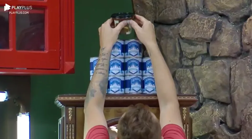 Zé Love debocha de treta do leite condensado (Imagem: Reprodução / PlayPlus)