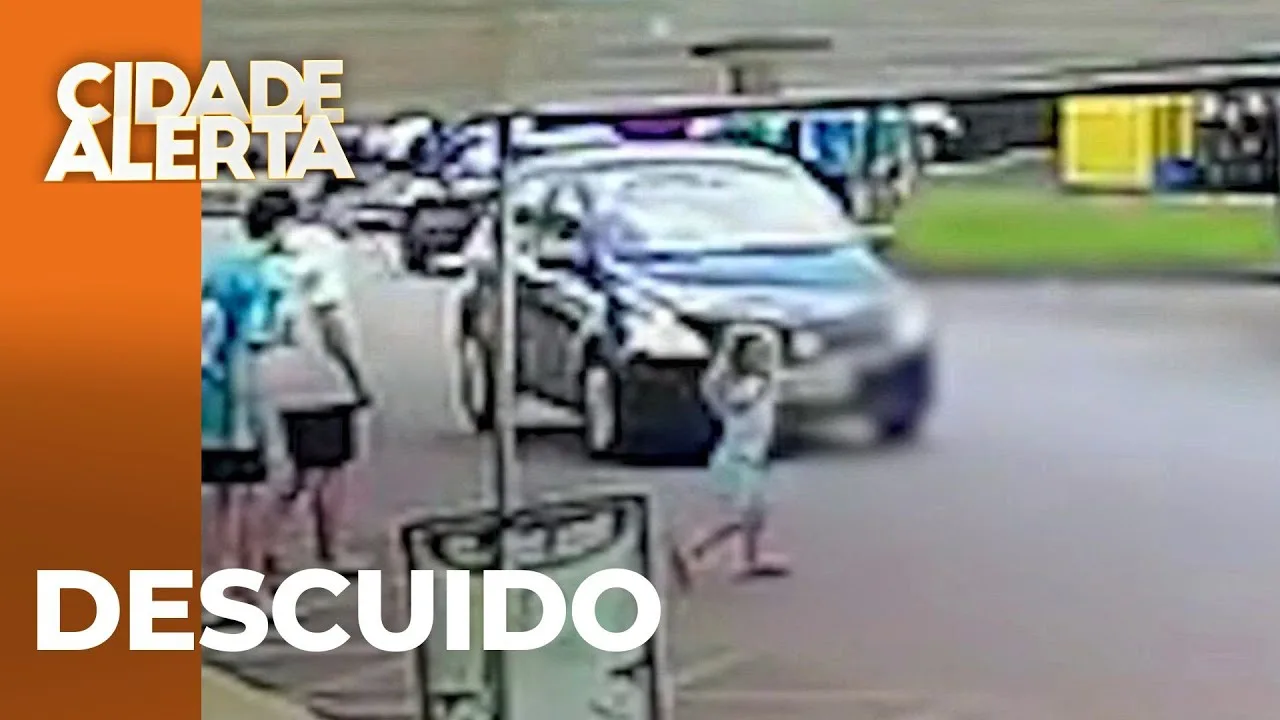 Criança de 2 anos solta a mão de adulto, sai correndo na rua e é atropelada por um carro