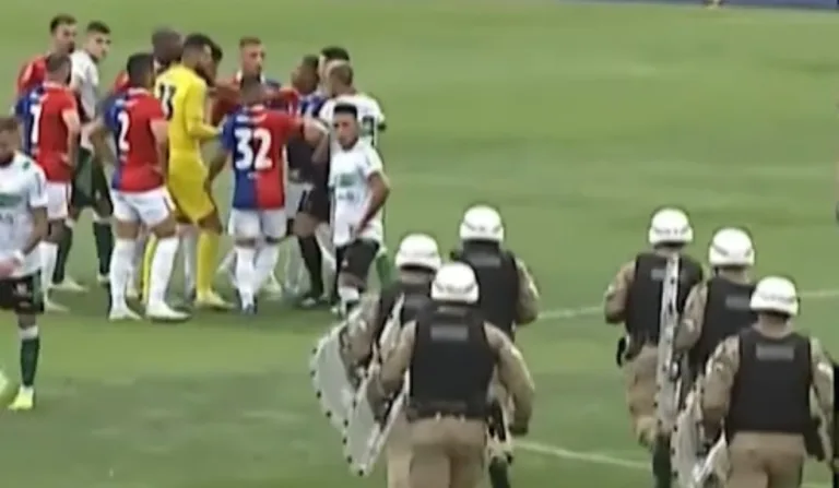 Policiamento entra em campo durante Paraná Clube e Coritiba.