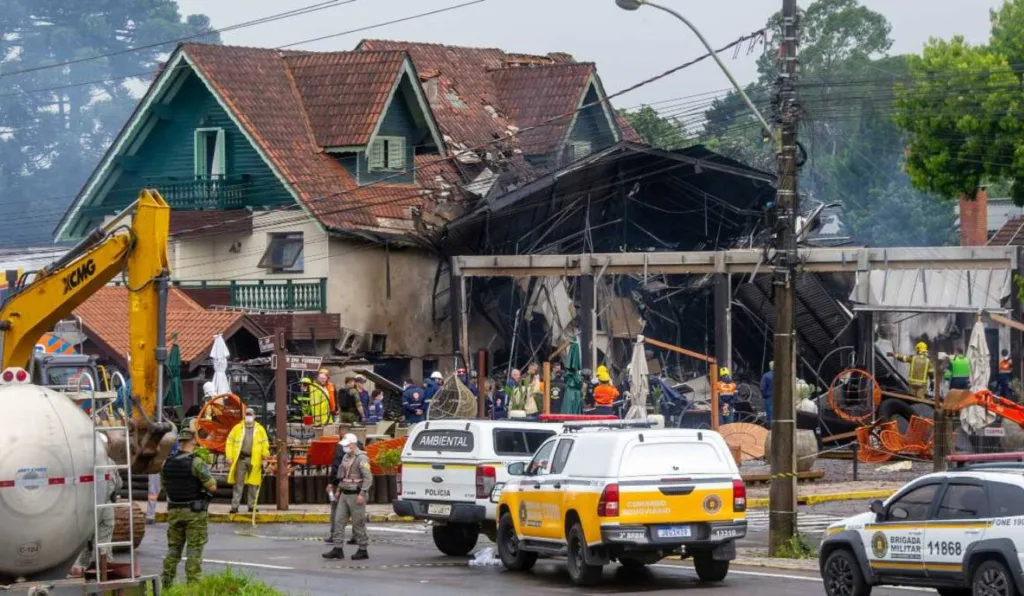 avião cai sobre imóveis em, Gramado-RS