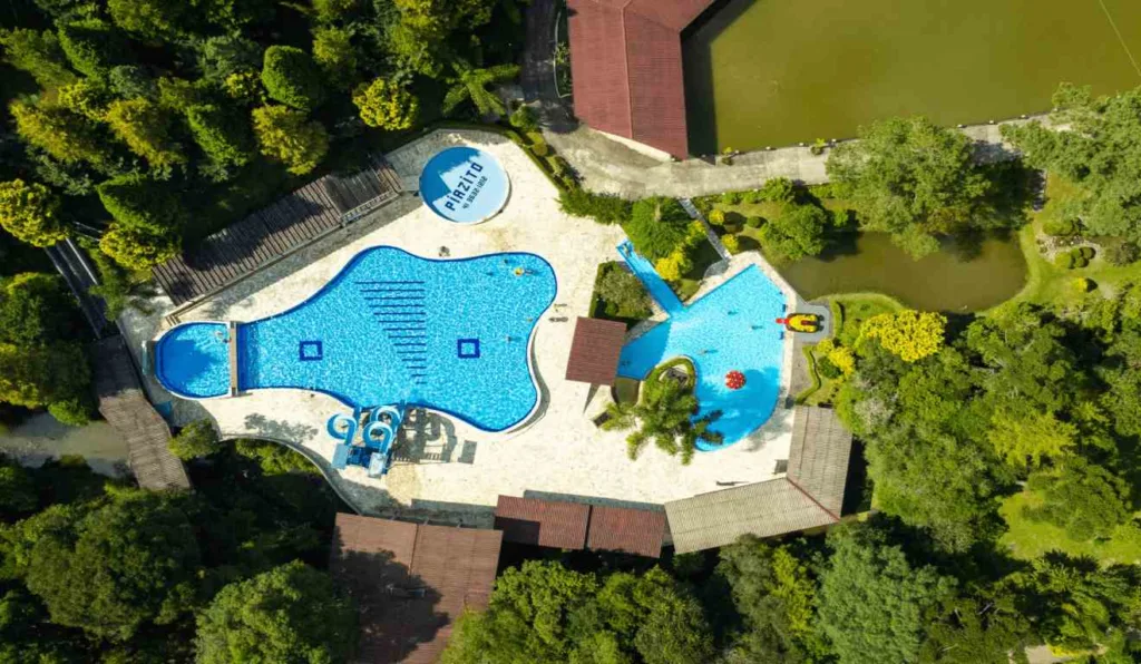 Piscinas do resort, rodeadas do lago do Hotel.