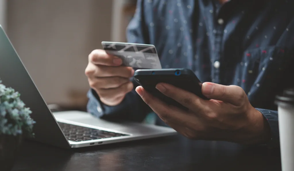 homem fazendo compras online