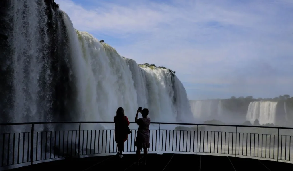 turistas estrangeiros tirando foto nas cataratas do iguaçu