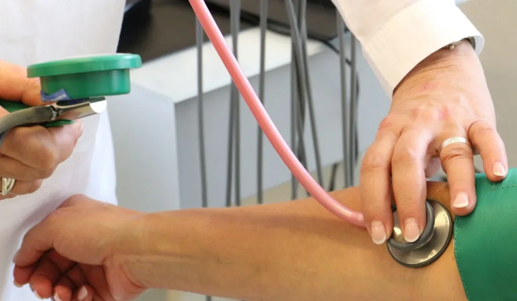 Médico examina batimentos cardíacos de paciente