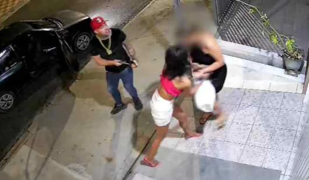 Homem e mulher assaltando mulher