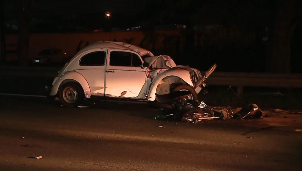 Um motociclista morreu após um grave acidente na Linha Verde, em Curitiba, entre a noite de sábado (15) e a madrugada deste domingo (16). Segundo testemunhas, um Fusca trafegava na contramão e bateu de frente com a moto. O piloto não resistiu aos ferimentos e morreu no local.
