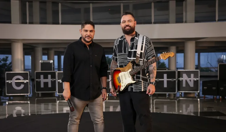 A imagem mostra a dupla Jorge & Mateus.