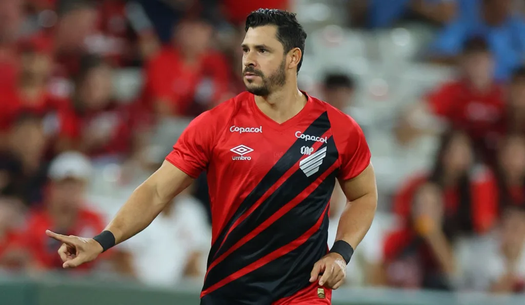 Giuliano estreia pelo Athletico