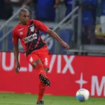 Fernandinho em ação pelo Athletico