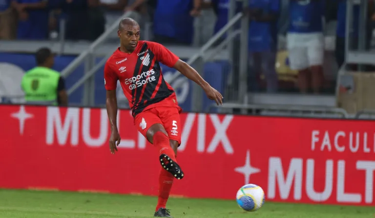 Fernandinho em ação pelo Athletico