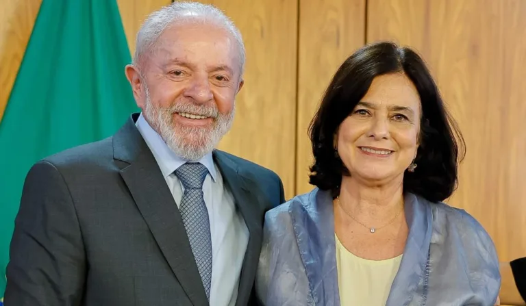 lula ao lado da ministra da saúde