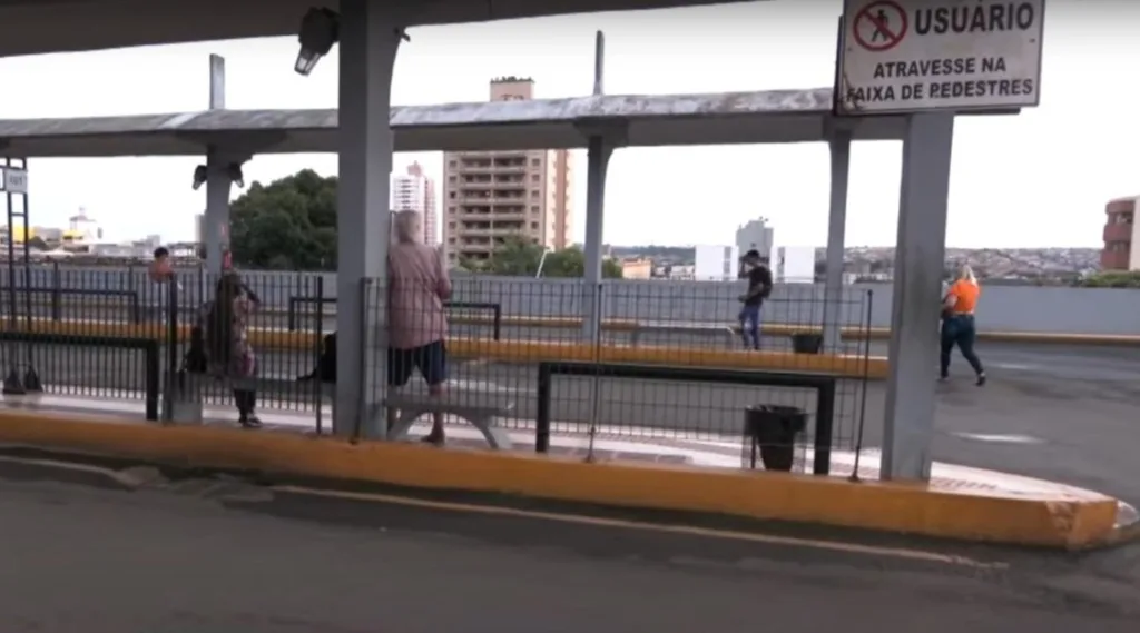 Transporte coletivo é retomado em Londrina após manifestações por mortes de jovens