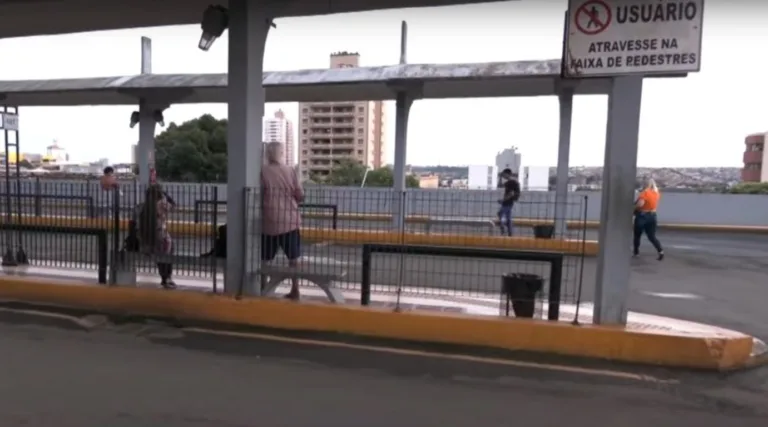 Transporte coletivo é retomado em Londrina após manifestações por mortes de jovens