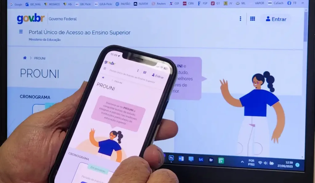 celular e computador com telas do Prouni