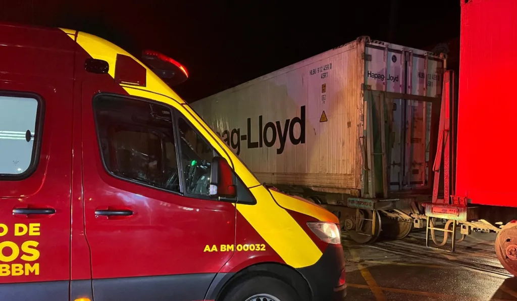 Ambulância do Corpo de Bombeiros e trem