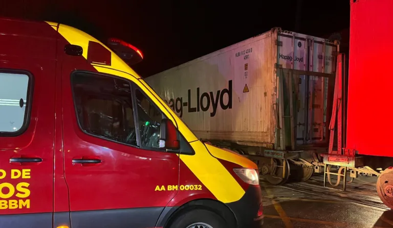 Ambulância do Corpo de Bombeiros e trem